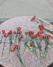 Покладання квітів 