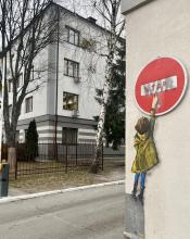 У Бучі біля міськради з’явилося графіті