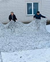 Жителі Ворзеля сплели першу маскувальну сітку для наших Захисників Жителі Ворзеля сплели першу маскувальну сітку для наших Захисників