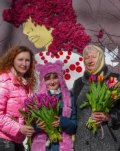 Атмосфера весни і щирі усмішки: у Бучі відбулася фотосесія для жінок.