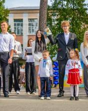 У Бучанській громаді за парти вперше сіли 688 дітей. Це 688 історій, що починають свій шлях у великому житті. Кожен із них — наша надія і наше майбутнє У Бучанській громаді за парти вперше сіли 688 дітей. Це 688 історій, що починають свій шлях у великому житті. Кожен із них — наша надія і наше майбутнє