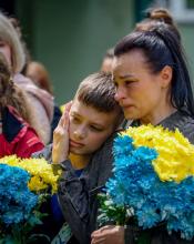 «Він став щитом для свого міста – і не дав ворогу пройти»: у Бучі відкрили меморіальну дошку на честь Героя Віталія Фесюка