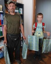 800 дітей Бучанської громади вже отримали яскраві канцелярські набори у межах акції «Школяр-2025»