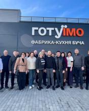 Фабрика-кухня «ГотуЇмо» ділиться досвідом: до Бучі завітали очільники громад десяти областей України Фабрика-кухня «ГотуЇмо» ділиться досвідом: до Бучі завітали очільники громад десяти областей України