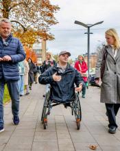 Бучанський міський голова Анатолій Федорук разом із воїном ЗСУ Дмитром Биховченком, який втратив кінцівки під Авдіївкою, провели інспекцію вулиці Енергетиків у Бучі