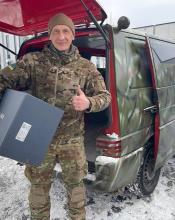 Бучанцю Олегу Мовчану передали особисто у руки супутникову систему «Старлінк»