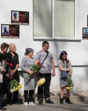 Памʼять про Героїчних бучанців житиме вічно! На фасаді Бучанської школи №1 відкрили дві меморіальні дошки на честь Віктора Лукʼяненка та Олександра Павлика.