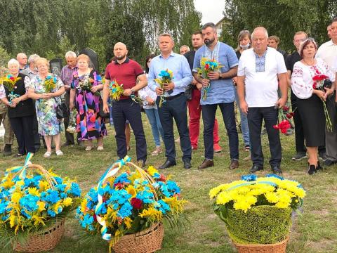 Небо не втрималося і заплакало... Небо не втрималося і заплакало...