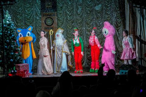 «Пригоди Святого Миколая»: у Бучі відбулися різдвяні вистави для дітей. «Пригоди Святого Миколая»: у Бучі відбулися різдвяні вистави для дітей.