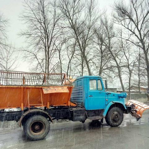 Роботи з прибирання доріг та тротуарів тривають Роботи з прибирання доріг та тротуарів тривають