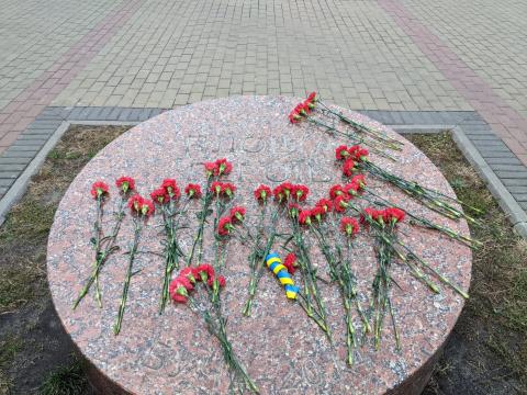 Покладання квітів 