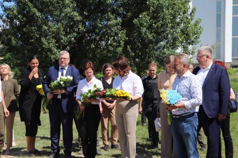 Перші леді Литви і Латвії відвідали Бучу Перші леді Литви і Латвії відвідали Бучу