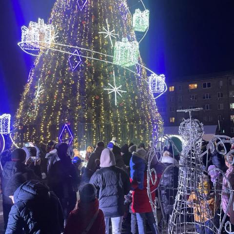 Ялинка в Бучі засяяла на радість дітям і батькам Ялинка в Бучі засяяла на радість дітям і батькам