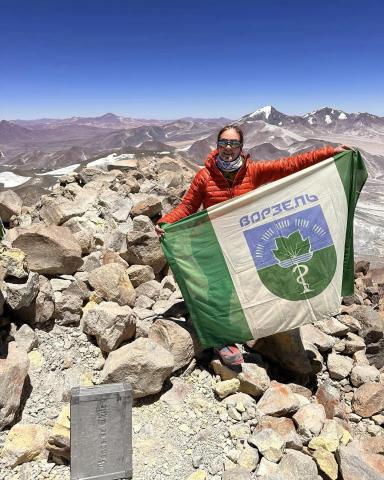 На найвищому вулкані світу замайорів прапор Ворзеля На найвищому вулкані світу замайорів прапор Ворзеля