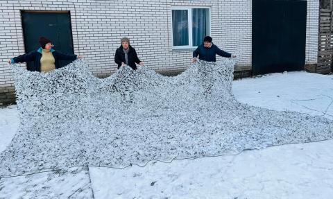 Жителі Ворзеля сплели першу маскувальну сітку для наших Захисників Жителі Ворзеля сплели першу маскувальну сітку для наших Захисників