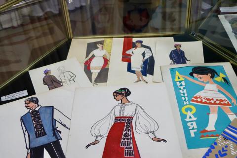 У Києві відкрилася виставка художніх робіт та ескізів моделей одягу Почесної громадянки Бучі Любові Панченко «Останній подарунок» У Києві відкрилася виставка художніх робіт та ескізів моделей одягу Почесної громадянки Бучі Любові Панченко «Останній подарунок»