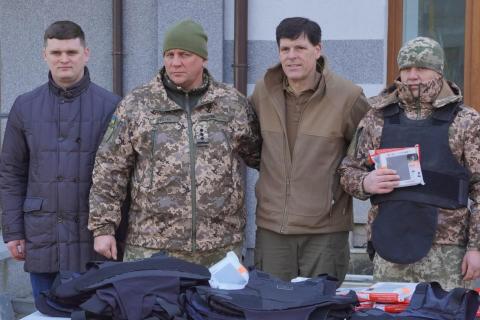Американські партнери з Ukraine Focus на чолі з Броком Бірманом передали військове спорядження Американські партнери з Ukraine Focus на чолі з Броком Бірманом передали військове спорядження