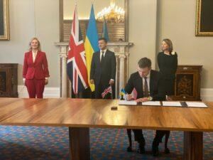 МИ ПРИВЕЗЛИ З ВЕЛИКОЇ БРИТАНІЇ 2,5 МЛРД ФУНТІВ СТЕРЛІНГІВ – ПРЕЗИДЕНТ МИ ПРИВЕЗЛИ З ВЕЛИКОЇ БРИТАНІЇ 2,5 МЛРД ФУНТІВ СТЕРЛІНГІВ – ПРЕЗИДЕНТ