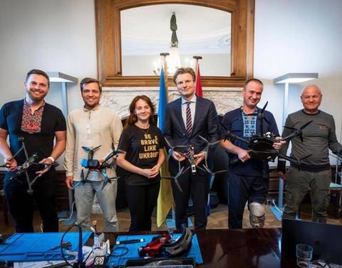 «Ми не сидимо й не чекаємо – ми діємо»: бучанка, яка пережила окупацію, допомагає збирати дрони для Збройних Сил України «Ми не сидимо й не чекаємо – ми діємо»: бучанка, яка пережила окупацію, допомагає збирати дрони для Збройних Сил України