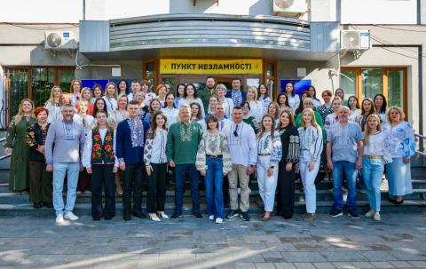 Сьогодні Україна знову у вишиванках. Яскравих, різних, справжніх. У тих, що передаються поколіннями, зберігають памʼять про рід і нагадують про силу нашого народу.