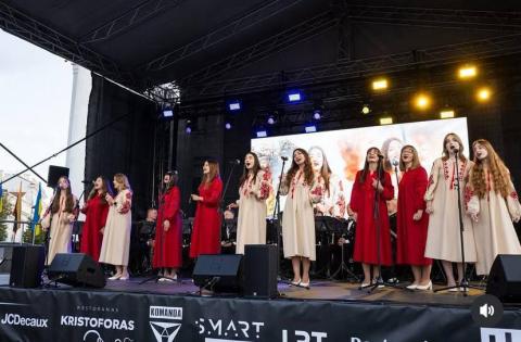 До Дня Незалежності України гаврилівський вокальний ансамбль «Калиновий цвіт» представив нашу державу на міжнародному фестивалі «Колонада ратуші» у Вільнюсі До Дня Незалежності України гаврилівський вокальний ансамбль «Калиновий цвіт» представив нашу державу на міжнародному фестивалі «Колонада ратуші» у Вільнюсі