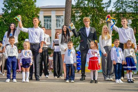 У Бучанській громаді за парти вперше сіли 688 дітей. Це 688 історій, що починають свій шлях у великому житті. Кожен із них — наша надія і наше майбутнє У Бучанській громаді за парти вперше сіли 688 дітей. Це 688 історій, що починають свій шлях у великому житті. Кожен із них — наша надія і наше майбутнє