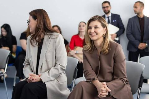 Перша леді Олена Зеленська та Прем’єр-міністерка Юлія Свириденко разом із міністрами та керівництвом області говорили про те, що ми відчуваємо щодня, але не завжди помічаємо — про психічне здоров’я