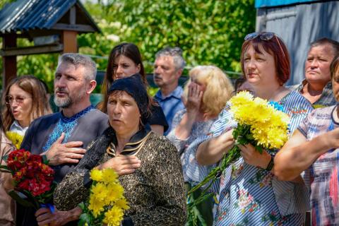 «Він так мріяв тримати на руках доньку… Та взяв до рук зброю, щоб обороняти рідне місто»: у Бучі відкрили меморіальну дошку на честь загиблого Героя Олександра Чумака