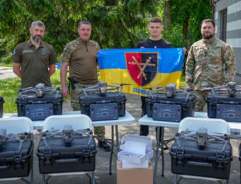 Бучанська громада передала на передову 10 дронів Autel та 500 плат ініціації для дистанційного мінування Бучанська громада передала на передову 10 дронів Autel та 500 плат ініціації для дистанційного мінування