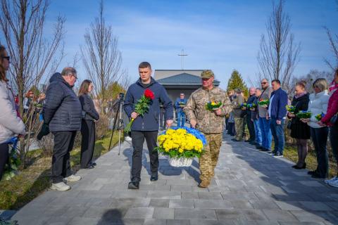 Тут – імена, за якими стоять долі й мрії. Тут – біль, який не стихає з роками. У переддень четвертої річниці звільнення Бучі вшанували пам’ять тих, хто віддав своє життя за Україну. Тут – імена, за якими стоять долі й мрії. Тут – біль, який не стихає з роками. У переддень четвертої річниці звільнення Бучі вшанували пам’ять тих, хто віддав своє життя за Україну.
