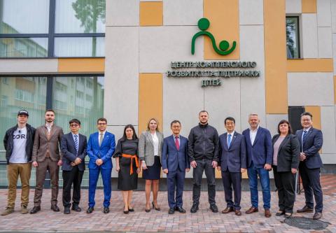 Центр комплексного розвитку та підтримки дітей запрацював у Бучі. Сьогодні відкрили цілісний профільний простір, де зібрані всі ключові послуги для дітей і родин. Центр комплексного розвитку та підтримки дітей запрацював у Бучі. Сьогодні відкрили цілісний профільний простір, де зібрані всі ключові послуги для дітей і родин.