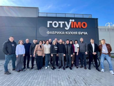 Фабрика-кухня «ГотуЇмо» ділиться досвідом: до Бучі завітали очільники громад десяти областей України Фабрика-кухня «ГотуЇмо» ділиться досвідом: до Бучі завітали очільники громад десяти областей України