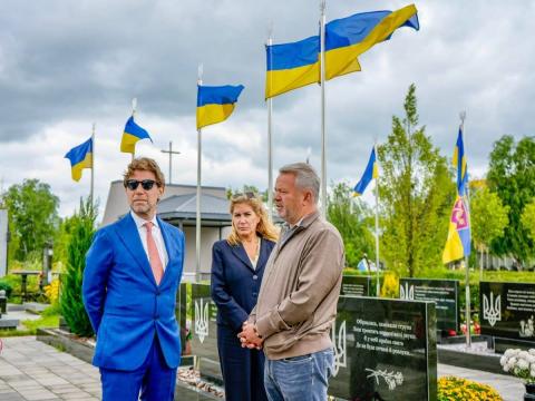 Сьогодні з візитом у Бучі — Надзвичайний і Повноважний Посол Італійської Республіки в Україні пан Карло Формоза разом із дружиною пані Монікою Бартолі Сьогодні з візитом у Бучі — Надзвичайний і Повноважний Посол Італійської Республіки в Україні пан Карло Формоза разом із дружиною пані Монікою Бартолі