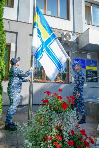 До Дня Військово-Морських Сил Збройних Сил України у Бучі урочисто підняли святковий прапор