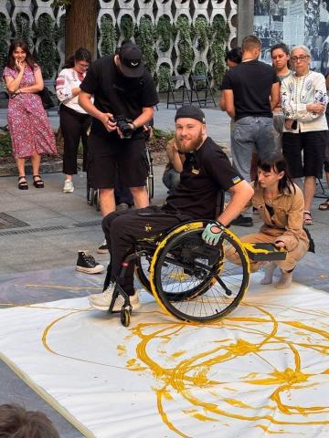 Замість пензля – крісло колісне: наш земляк Валентин Олексієнко встановив Рекорд України