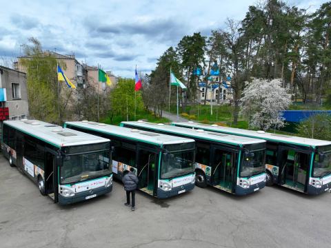 Бучанська громада отримала чотири пасажирські автобуси від французького регіону Іль-де-Франс, які передали для Київщини. Це підсилення для громади і ще один крок до якісніших перевезень.