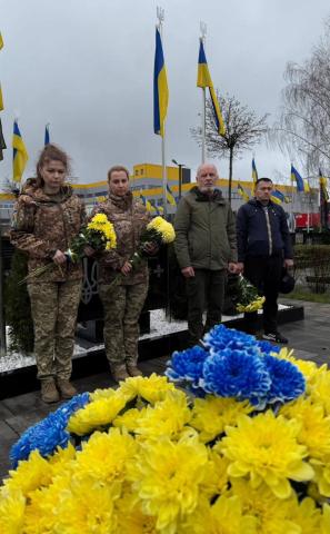 Військові Повітряних Сил вшанували пам'ять загиблих побратимів у Бучі Військові Повітряних Сил вшанували пам'ять загиблих побратимів у Бучі
