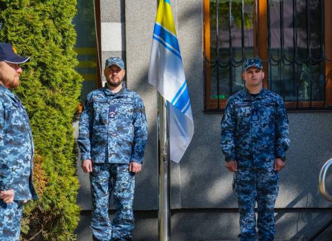 Незламні на морі та суходолі: у Бучі урочисто підняли Військово-Морський Прапор ЗСУ.