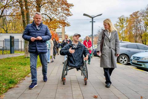 Бучанський міський голова Анатолій Федорук разом із воїном ЗСУ Дмитром Биховченком, який втратив кінцівки під Авдіївкою, провели інспекцію вулиці Енергетиків у Бучі Бучанський міський голова Анатолій Федорук разом із воїном ЗСУ Дмитром Биховченком, який втратив кінцівки під Авдіївкою, провели інспекцію вулиці Енергетиків у Бучі