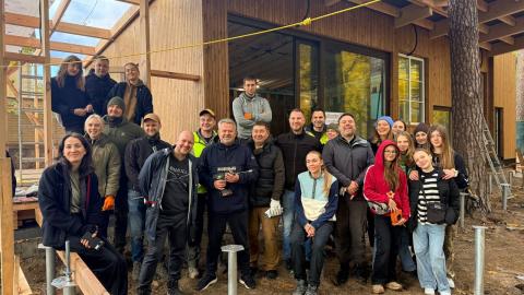 У неділю в Бучі кипить робота — литовські волонтери приїхали, щоб продовжити створення лісового класу у парку «Диво» У неділю в Бучі кипить робота — литовські волонтери приїхали, щоб продовжити створення лісового класу у парку «Диво»