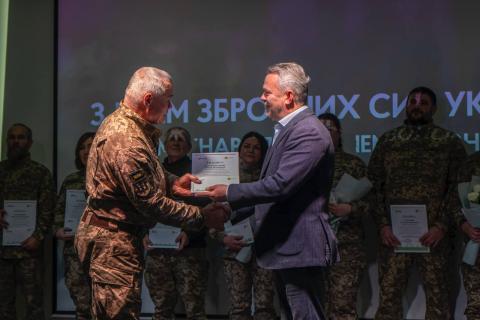 До Міжнародного дня волонтера та напередодні Дня Збройних Сил України відзначили тих, хто щодня робить країну сильнішою.