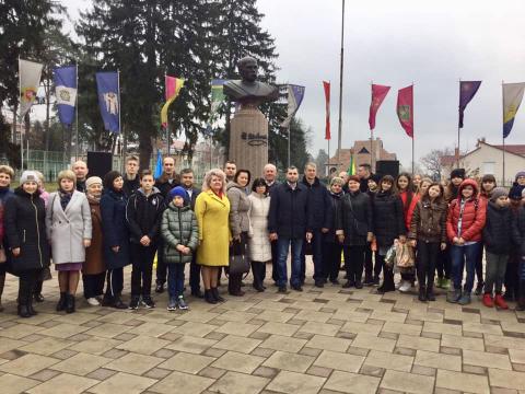 Тарасе, батьку, з Днем народження! Тарасе, батьку, з Днем народження!
