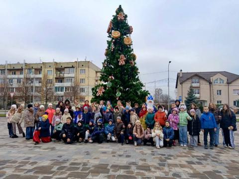 Один, два, три – ялиночко, гори: в усіх старостатах Бучанської громади запалали вогні різдвяної красуні.
