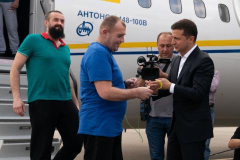 Володимир Зеленський про повернення 35 утримуваних українців додому: Ми зробили перший крок і знаємо, що робити далі Володимир Зеленський про повернення 35 утримуваних українців додому: Ми зробили перший крок і знаємо, що робити далі
