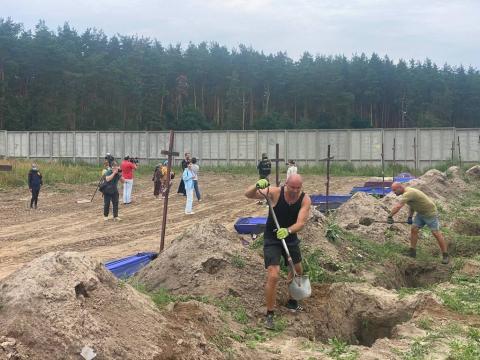 Поховали перші 15 невпізнаних  тіл 