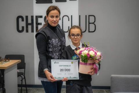 Юна бучанська шахістка, багаторазова чемпіонка України, Європи та світу Дар’я Кравчук отримала відзнаку від Бучанської громади за свої видатні досягнення. Юна бучанська шахістка, багаторазова чемпіонка України, Європи та світу Дар’я Кравчук отримала відзнаку від Бучанської громади за свої видатні досягнення.