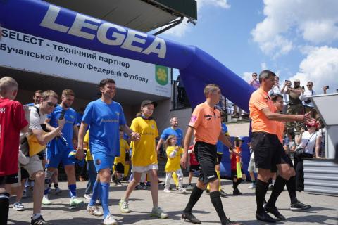 У Бучі відбувся грандіозний благодійний матч зірок футболу та бійців ЗСУ У Бучі відбувся грандіозний благодійний матч зірок футболу та бійців ЗСУ