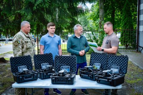 Підтримуємо сили ЗСУ на Харківському напрямку. Передали пʼять Mavic 3T для 57-мої окремої мотопіхотної бригади імені кошового отамана Костя Гордієнка, яка утримує позиції біля Вовчанська