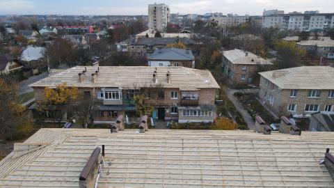 Ремонти дахів тривають одночасно на трьох десятках будинків Ремонти дахів тривають одночасно на трьох десятках будинків