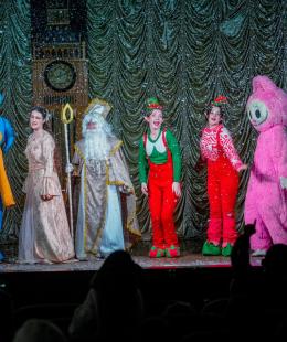 «Пригоди Святого Миколая»: у Бучі відбулися різдвяні вистави для дітей. «Пригоди Святого Миколая»: у Бучі відбулися різдвяні вистави для дітей.